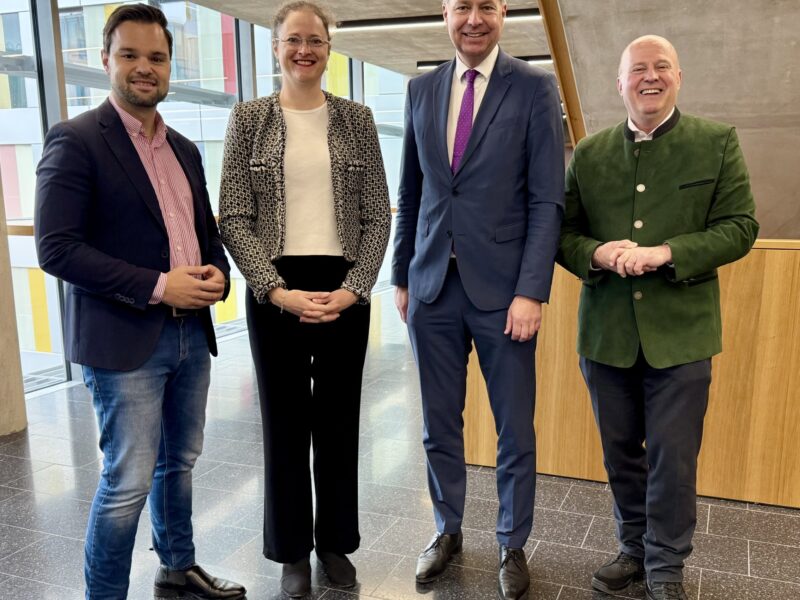 Dr. Marco Just Quiles,  Cristina Arheit-Zapp, Stephan Mayer und Hartmut Koschyk (v. l. n. r.) beim gemeinsamen Austausch in Berlin.
