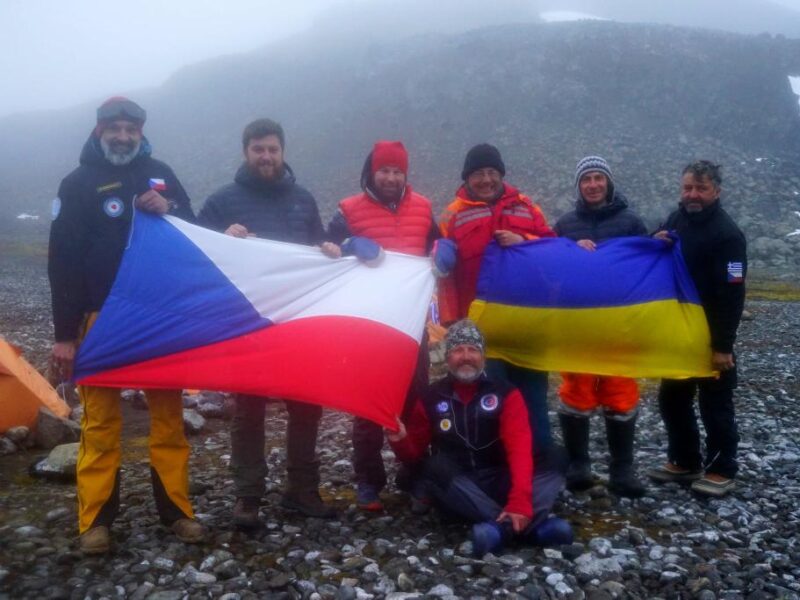 Von Brünn und Reichenberg über Heidelberg bis in die Antarktis: Tausende zeigen weltweit Flagge für Tschechiens Präsidenten