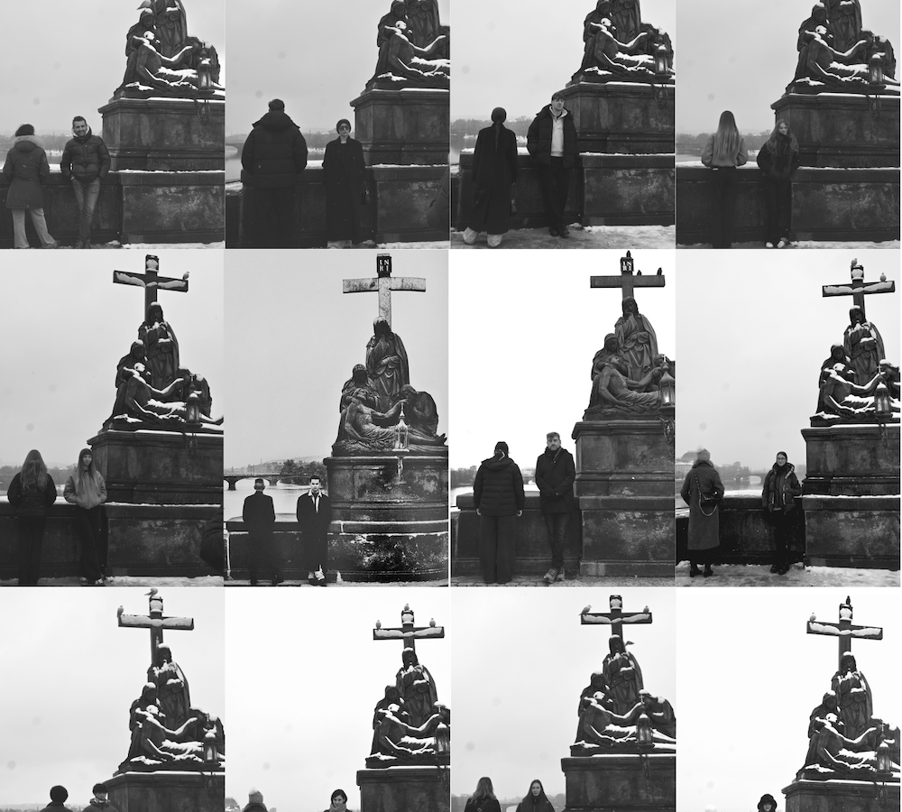 Besucherinnen und Besucher vor der Pietà-Statue auf der Karlsbrücke in Prag