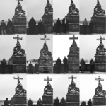 Besucherinnen und Besucher vor der Pietà-Statue auf der Karlsbrücke in Prag