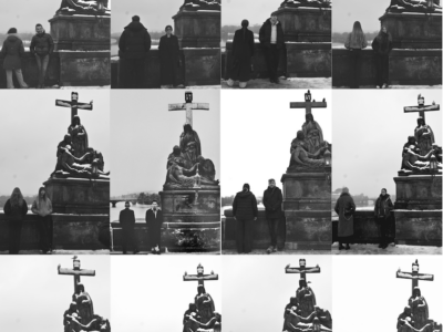 Besucherinnen und Besucher vor der Pietà-Statue auf der Karlsbrücke in Prag
