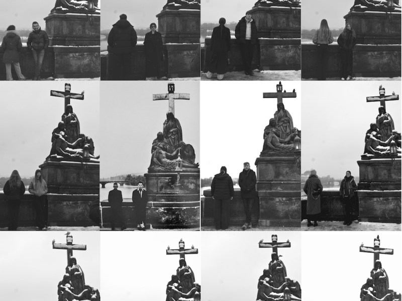Besucherinnen und Besucher vor der Pietà-Statue auf der Karlsbrücke in Prag