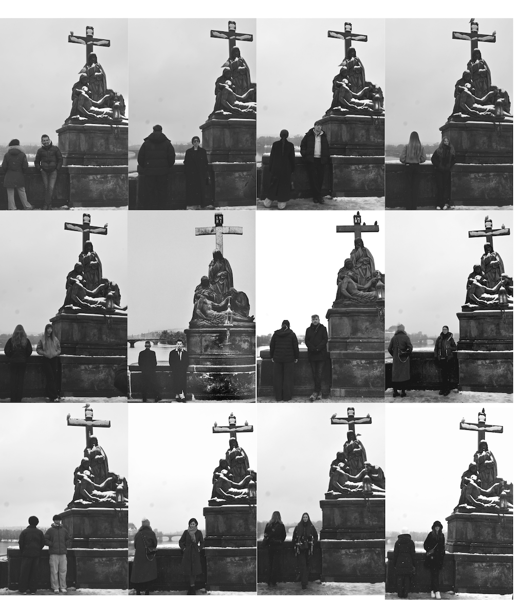 Besucherinnen und Besucher vor der Pietà-Statue auf der Karlsbrücke in Prag