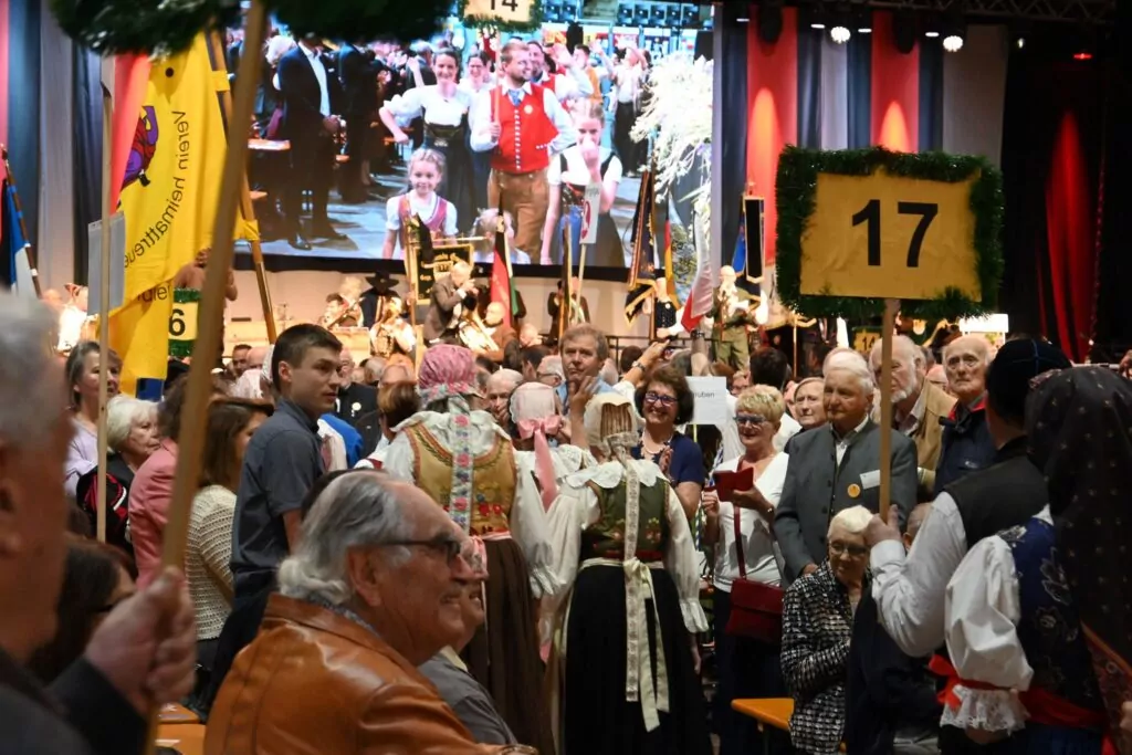 Eines der Highlights des Sudetendeutschen Tages ist jeweils - wie hier im Jahr 2025 - der Einzug der Trachtengruppen und Fahnenabordnungen auf das Veranstaltungsgelände.