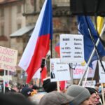 „Anstand ist keine Schwäche, Herr Macinka!“ - Demonstrierende halten am Sonntag auf dem Altstädter Ring ihre Schilder hoch.