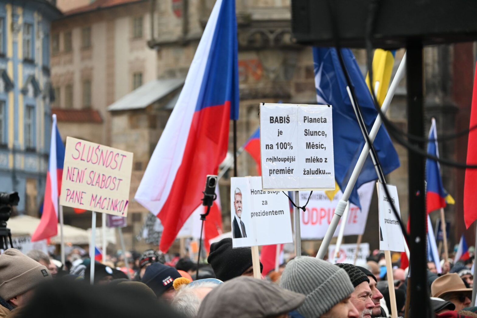 „Anstand ist keine Schwäche, Herr Macinka!“ - Demonstrierende halten am Sonntag auf dem Altstädter Ring ihre Schilder hoch.