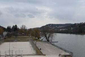 Der Blick von der Brücke auf die Podolí-Seite, wo später der Skatepark und die Badestelle entstehen sollen. (Stand 18.02.2026)