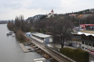 Der Blick von der Brücke auf den Bootsanleger in Zlíchov. (Stand 18.02.2026)