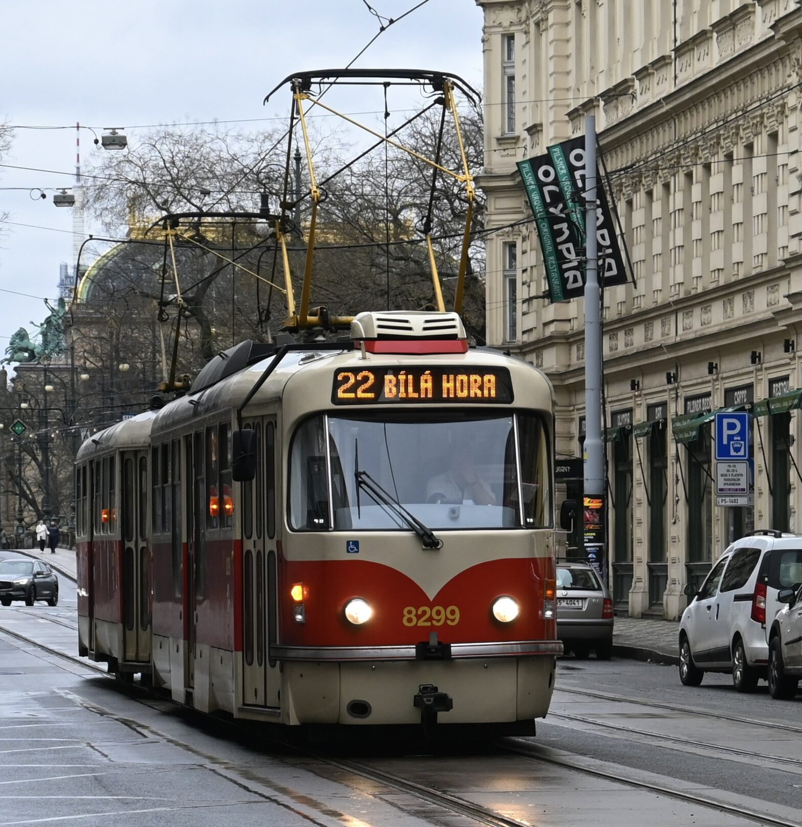 Die Tram 22 nähert sich ihrem nächsten Halt.