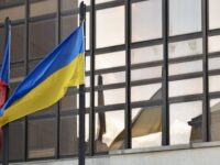 Die ukrainische Flagge, gestern vor dem tschechischen Innenministerium.