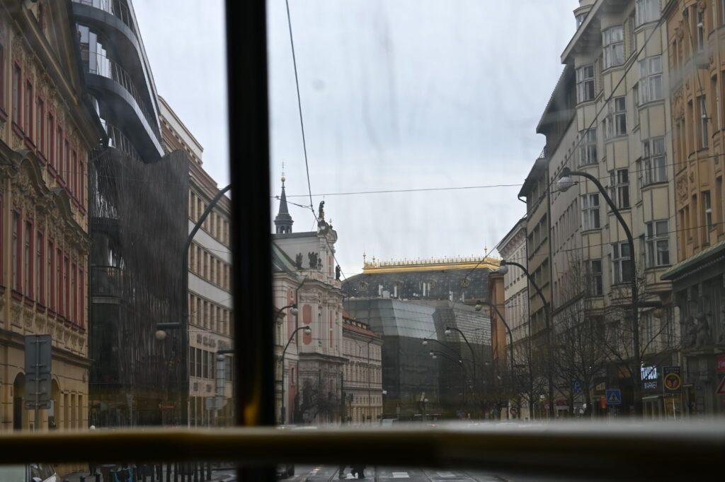 Nationaltheater mit goldener Krone neben moderner Glasfassade der Neuen Bühne.