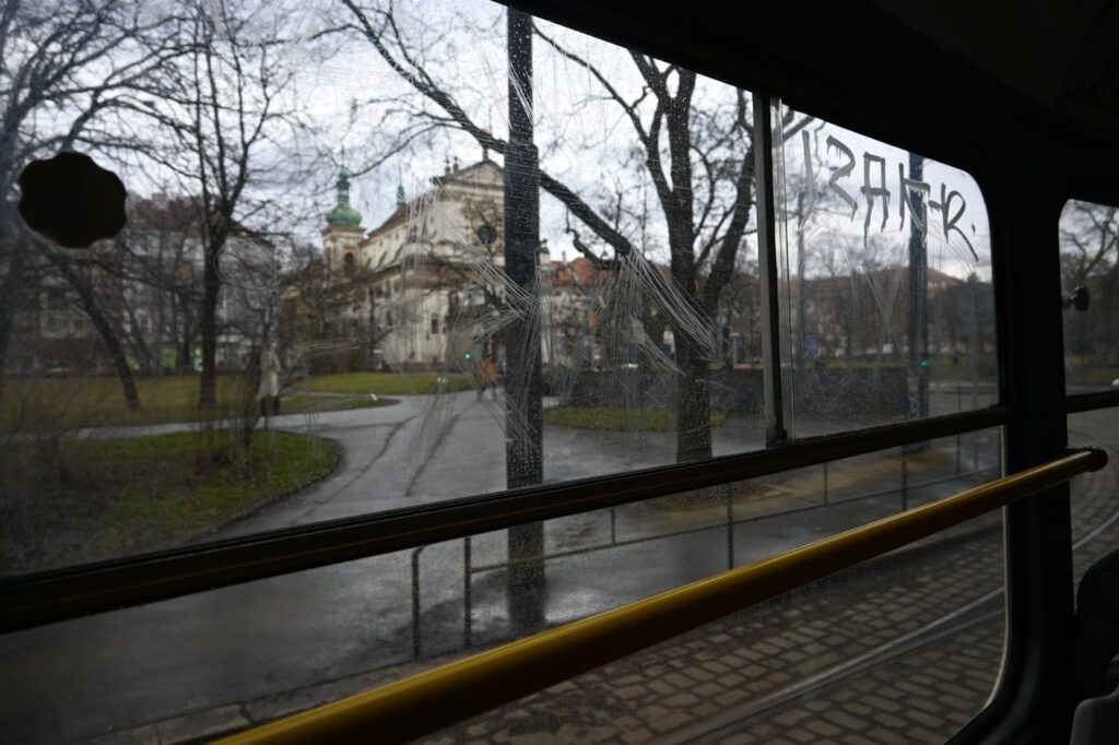 Am Karlsplatz setzt die St.-Ignaz-Kirche mit ihren türkisen Türmen einen starken Akzent.