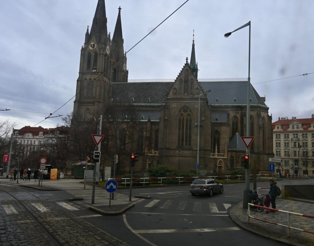 Die St.-Ludmila-Kirche auf dem Friedensplatz