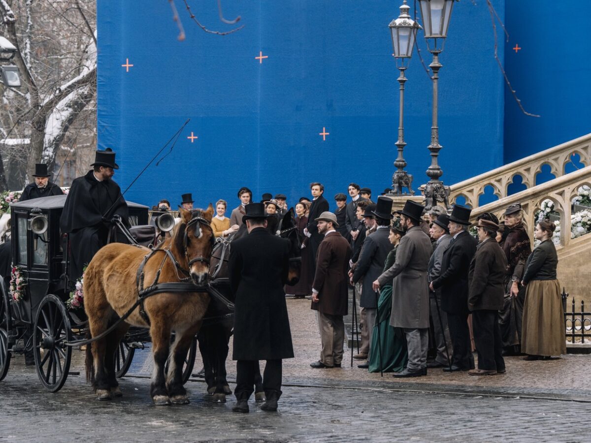 Aktuell finden in Prag und an weiteren Orten Tschechiens Dreharbeiten für die Netflix-Serie "The Age of Innocence" statt. Mitte Januar hatte sich der Friedensplatz (Náměstí Míru) im Prager Stadtteil Vinohrady in das New York der 1870er Jahre verwandelt.