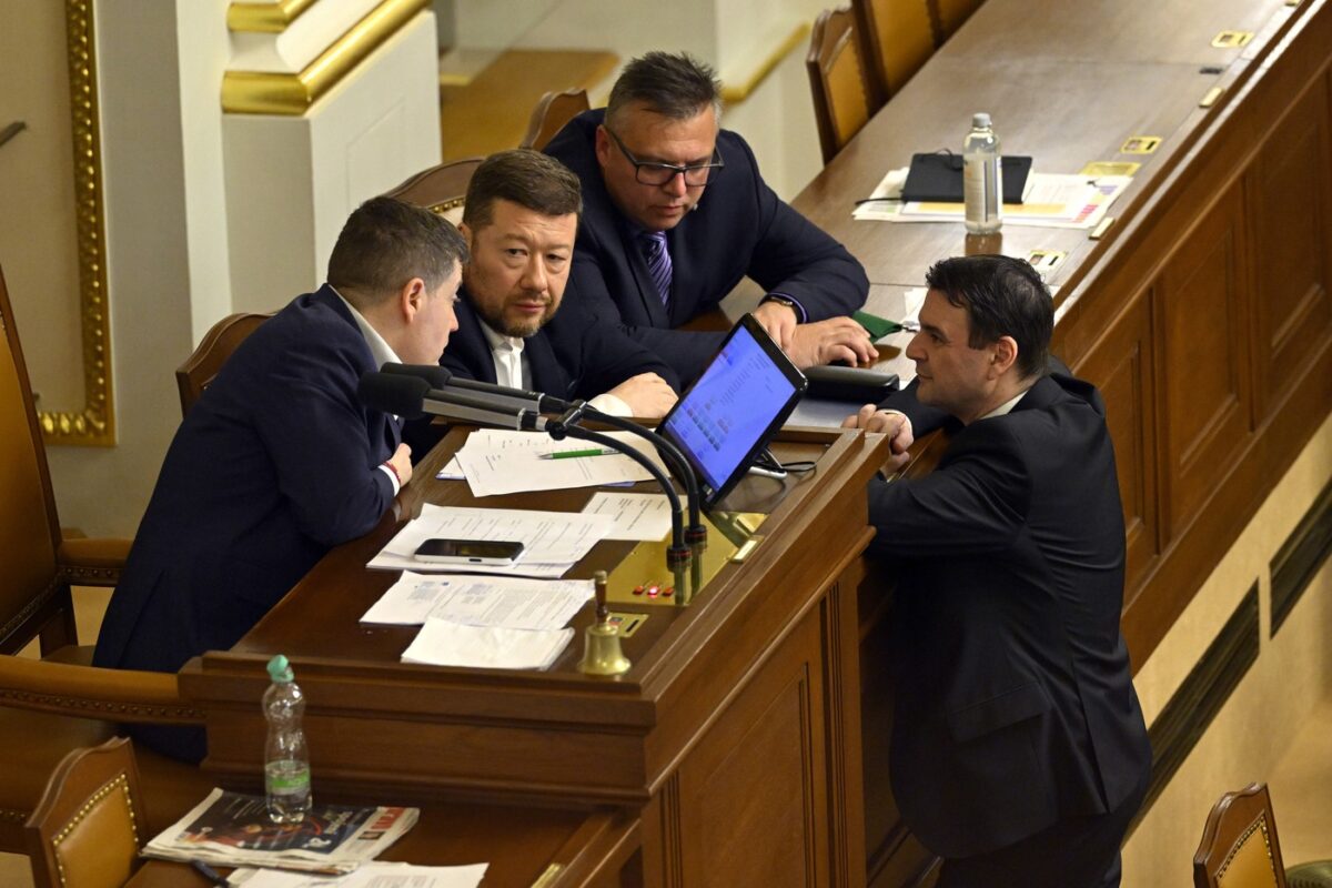 Außenminister Petr Macinka (rechts) im Gespräch mit Patrik Nacher, Parlamentspräsident Tomio Okamura und Jiří Barták.