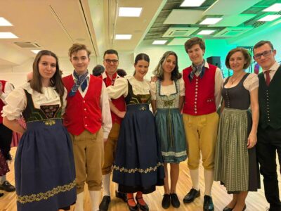 Gruppenfoto der Schönhengster Volkstanzgruppe, hier gekleidet in traditionellen Trachten, beim 22. Wiener Ball der Heimat, der jährlich vom Verband der deutschen altösterreichischen Landsmannschaften in Österreich organisiert wird.