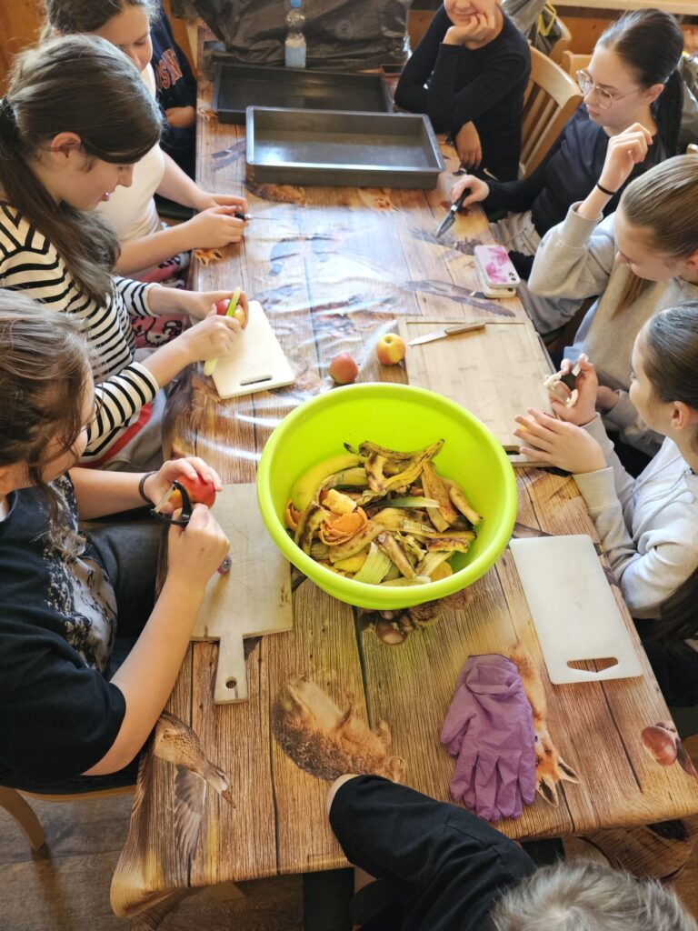 Die Teilnehmer des EURORANDO 2026, dem europaweiten Wander- und Outdoor-Festival im Erzgebirge, welches Ende Februar als das erste von zwei internationalen Jugendtreffen statt fand, bereiten gemeinsam Essen vor.