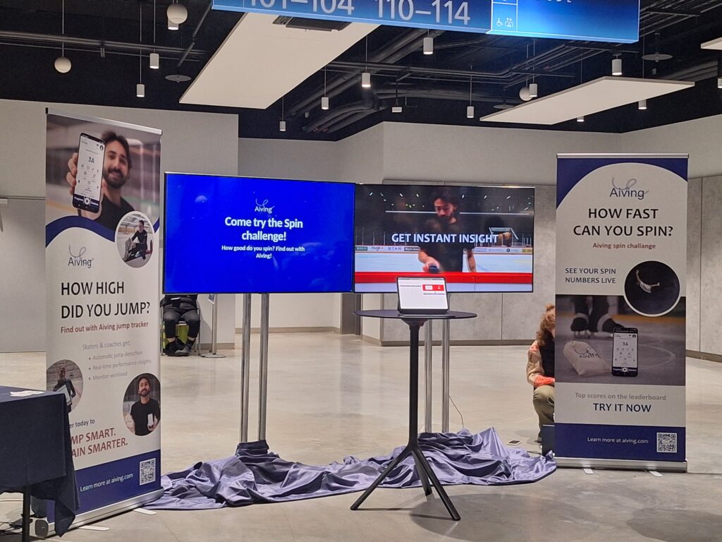 Besucherinnen und Besucher können im Fan-Dorf, der Eiskunstlauf-Weltmeisterschaft 2026 in Prag, selbst testen, wie schnell sie sich drehen können.