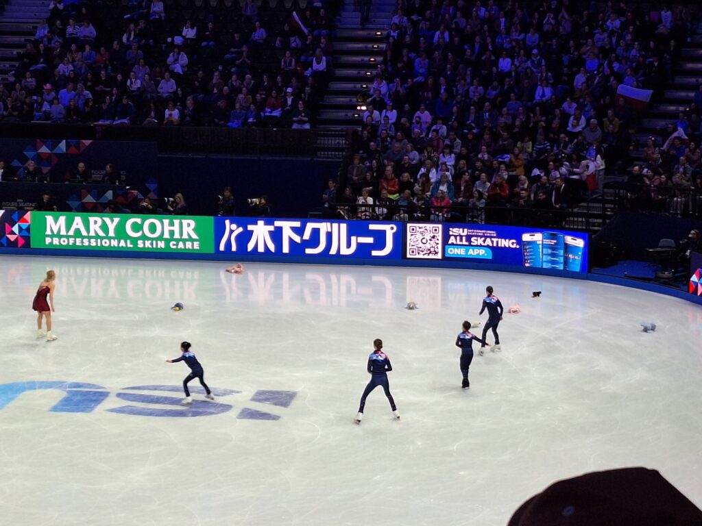 Nach einem Programm werden Kuscheltiere für die Eiskunstläuferinnen bei der Eiskunstlauf Weltmeisterschaft 2026 geworfen.