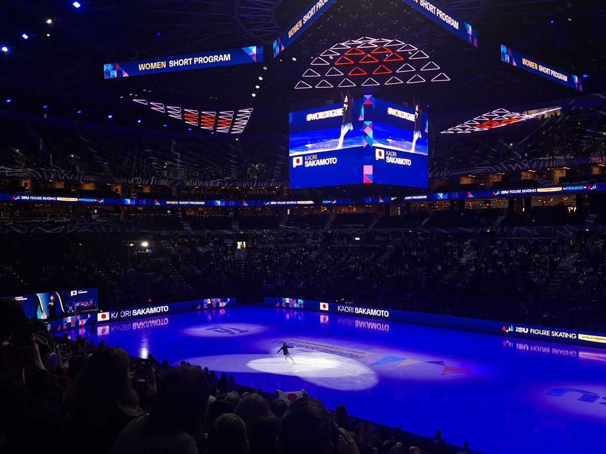 Die Eiskunstläuferin Kaori Sakamoto nimmt an der Weltmeisterschaft in Prag teil.