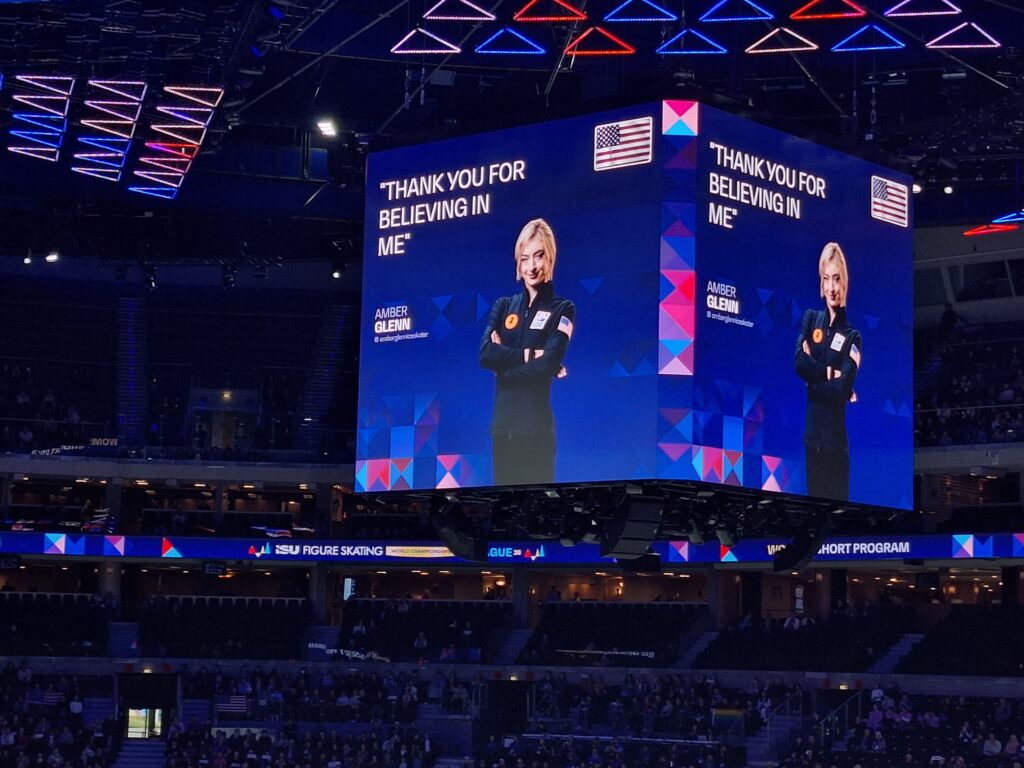 Auf dem Anzeigewürfel bei der Eiskunstlauf-Weltmeisterschaft in Prag kann jede Teilnehmerin ihren persönlichen Spruch darstellen. Amber Glenn bedankt sich, dass ihre Fans an sie glauben.