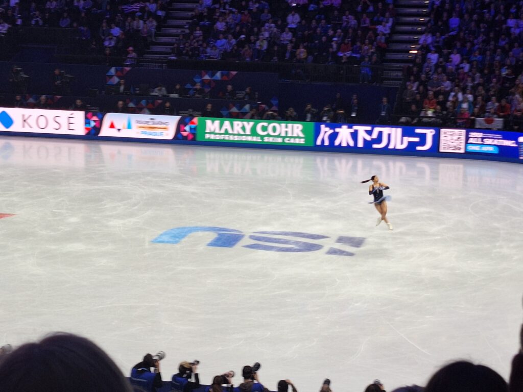 Kaori Sakamoto wählt beim Kurzprogramm der Frauen, bei der Eiskunstlauf-Weltmeisterschaft 2026 in Prag, den Song „Time To Say Goodbye“ für ihr Programm.