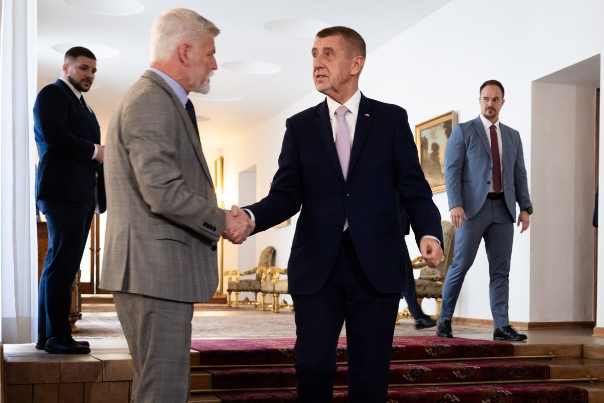 Präsident Petr Pavel (links) und Premierminister Andrej Babiš (rechts) schütteln sich die Hand.