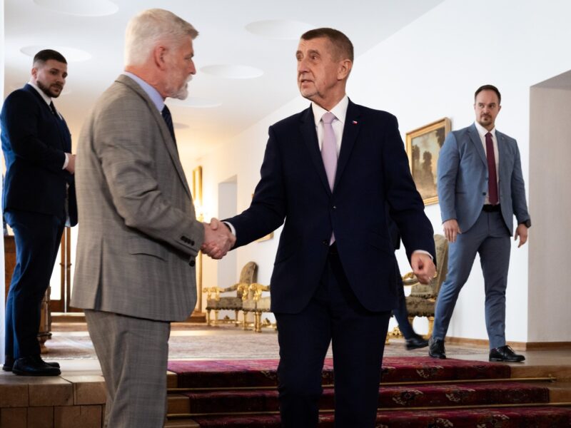 Präsident Petr Pavel (links) und Premierminister Andrej Babiš (rechts) schütteln sich die Hand.