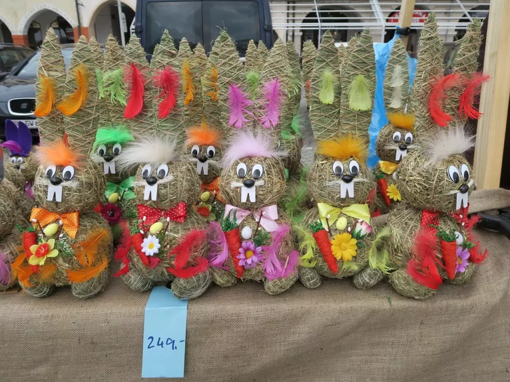 Traditionelle Osterartikel stehen in Budweis zum Verkauf
