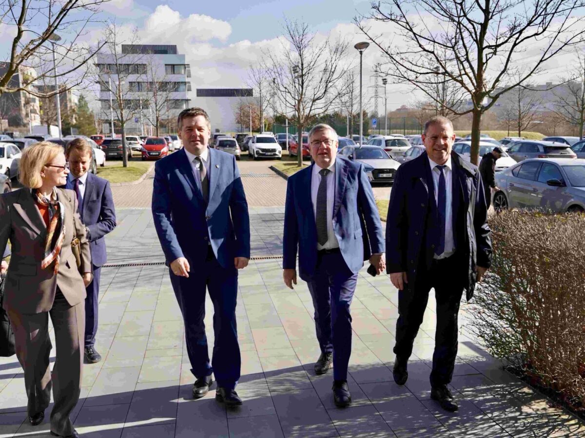 Treffen mit der Geschäftsführung des tschechischen Industriekonzerns Agrofert in Prag, Sachsen-Anhalts Ministerpräsident Sven Schulze, Agrofert-Geschäftsführer Petr Cingr und SKW Piesteritz Geschäftsführer Carsten Franzke (v.l.n.r.), begleitet von Petra Dachtler von der Deutschen Botschaft Prag (ganz links)