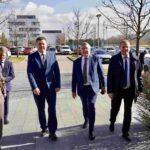 Treffen mit der Geschäftsführung des tschechischen Industriekonzerns Agrofert in Prag, Sachsen-Anhalts Ministerpräsident Sven Schulze, Agrofert-Geschäftsführer Petr Cingr und SKW Piesteritz Geschäftsführer Carsten Franzke (v.l.n.r.), begleitet von Petra Dachtler von der Deutschen Botschaft Prag (ganz links)