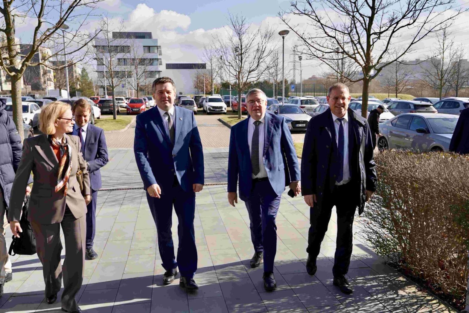 Treffen mit der Geschäftsführung des tschechischen Industriekonzerns Agrofert in Prag, Sachsen-Anhalts Ministerpräsident Sven Schulze, Agrofert-Geschäftsführer Petr Cingr und SKW Piesteritz Geschäftsführer Carsten Franzke (v.l.n.r.), begleitet von Petra Dachtler von der Deutschen Botschaft Prag (ganz links)