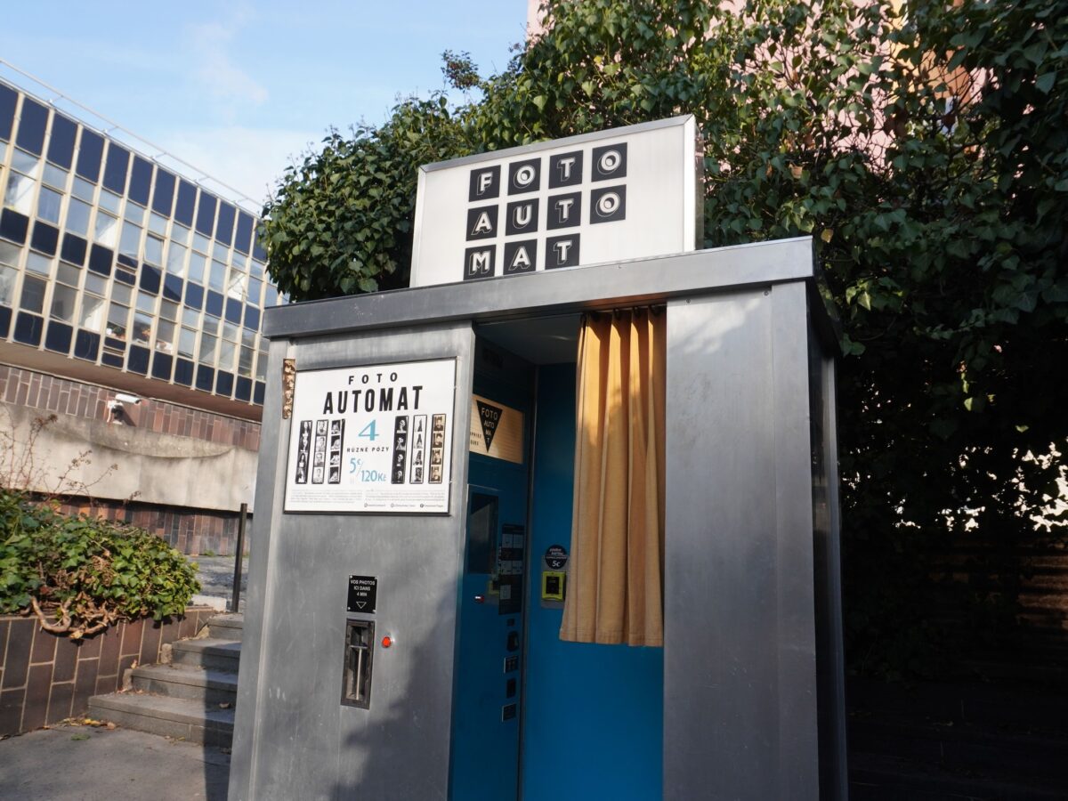 Der Fotoautomat in der Nähe der Station Moráň erstellt analoge Fotostreifen innerhalb weniger Minuten.