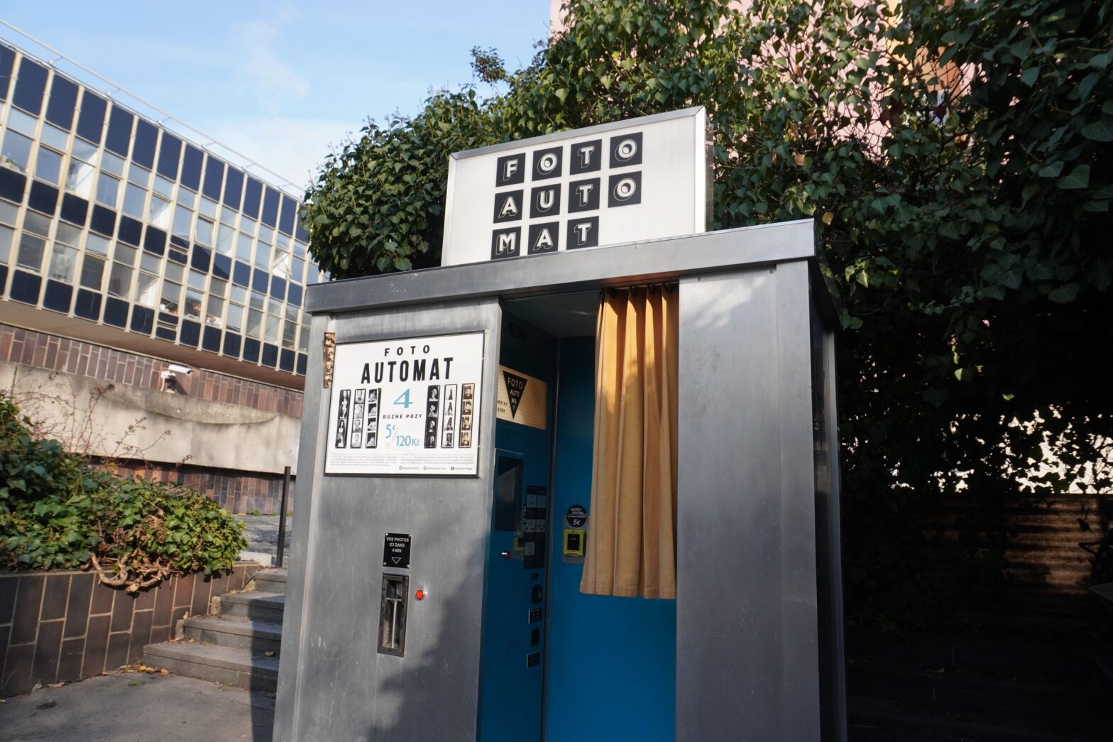 Der Fotoautomat in der Nähe der Station Moráň erstellt analoge Fotostreifen innerhalb weniger Minuten.