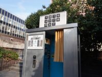 Der Fotoautomat in der Nähe der Station Moráň erstellt analoge Fotostreifen innerhalb weniger Minuten.