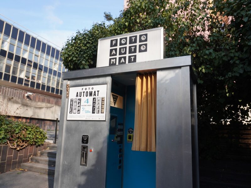 Der Fotoautomat in der Nähe der Station Moráň erstellt analoge Fotostreifen innerhalb weniger Minuten.