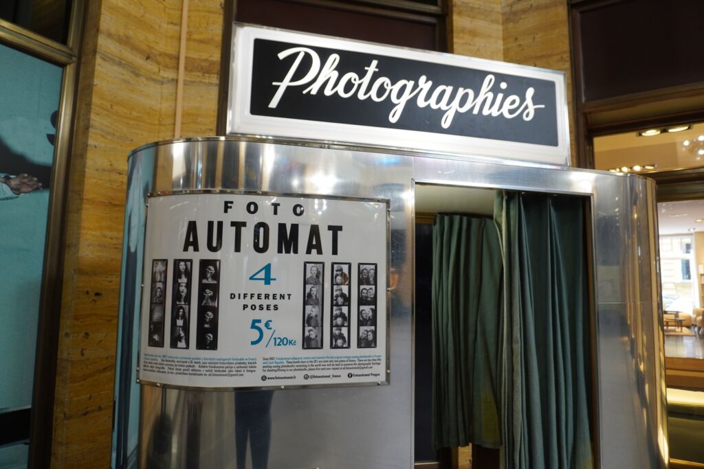 Der analoge Fotoautomat im Einkaufszentrum fällt mit seiner runden Form und der silber-glänzenden Außenseite auf.