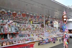 An den zahlreichen Süßigkeitenständen gibt es eine breite Auswahl an Naschmöglichkeiten.