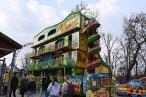 Das mehrstöckige Spaßhaus.