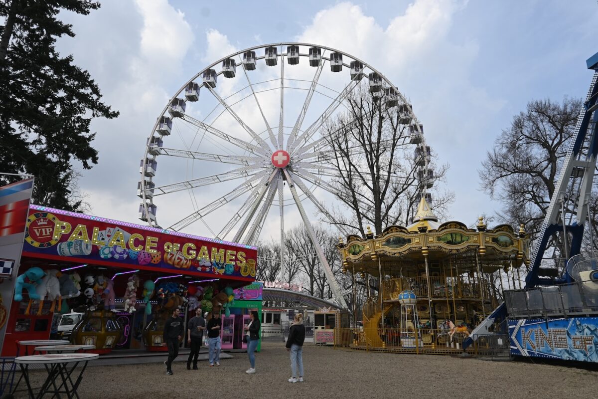 Im Hintergrund das 46 Meter hohe „Swiss Wheel“.