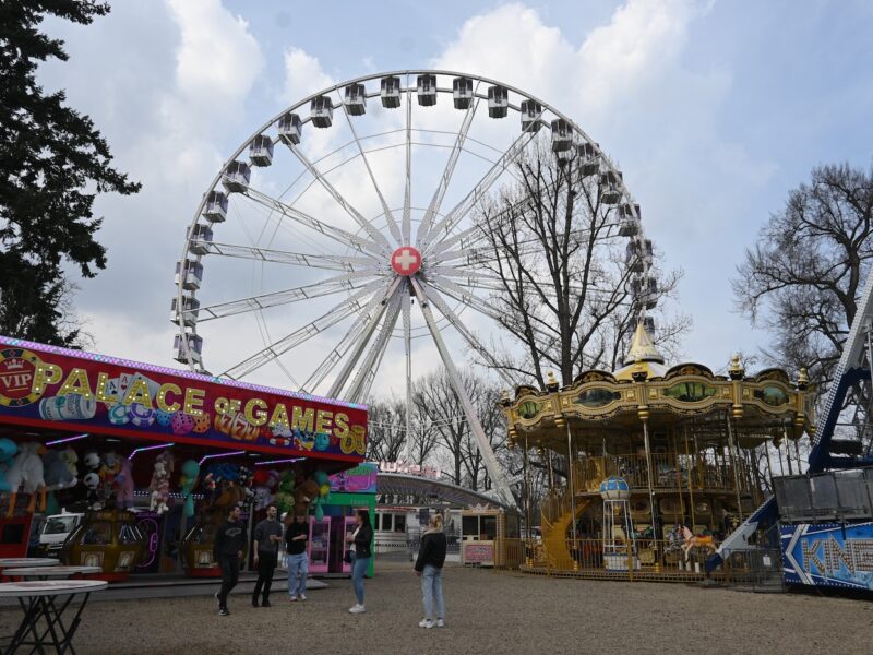 Im Hintergrund das 46 Meter hohe „Swiss Wheel“.