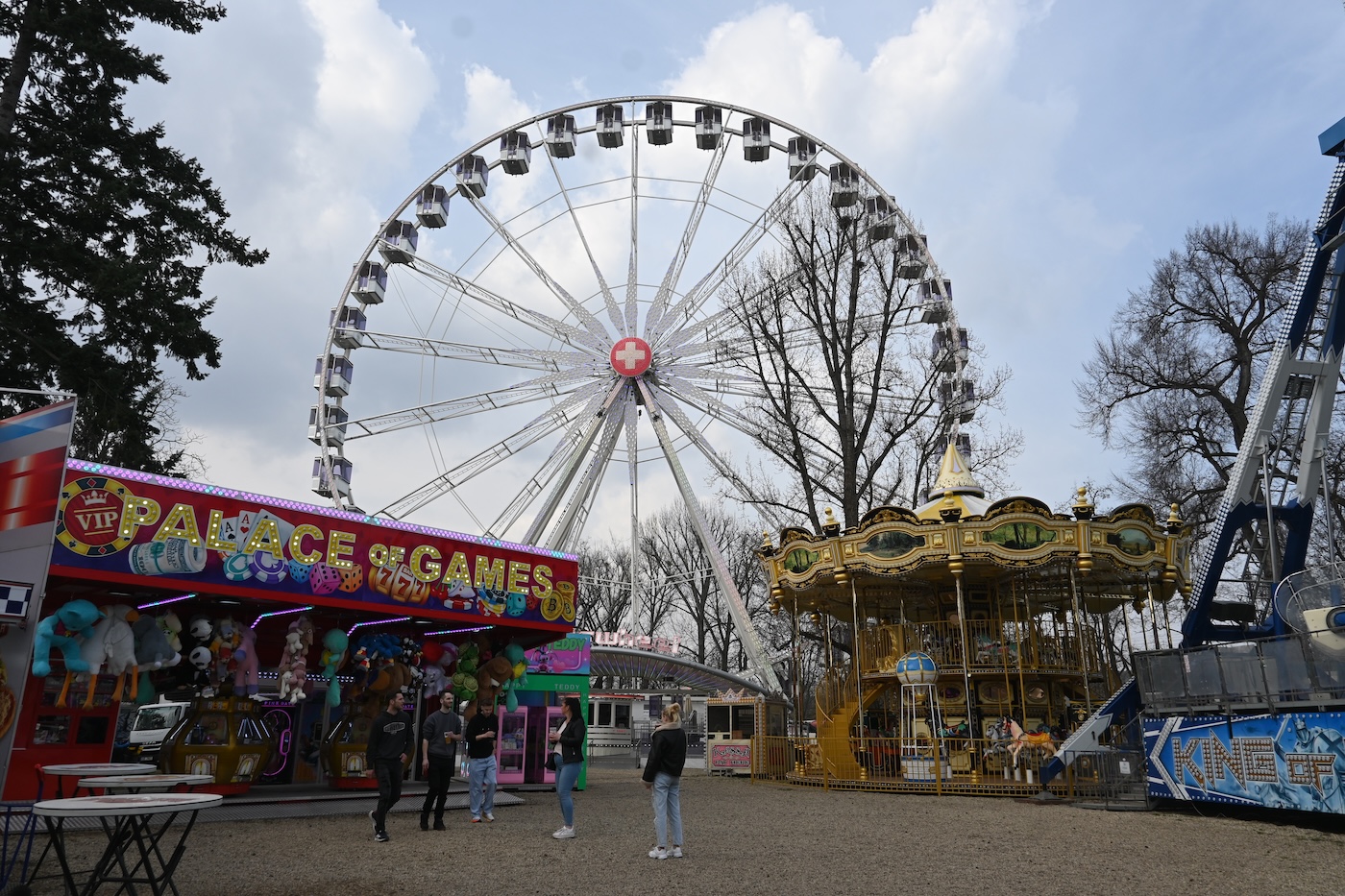 Im Hintergrund das 46 Meter hohe „Swiss Wheel“.