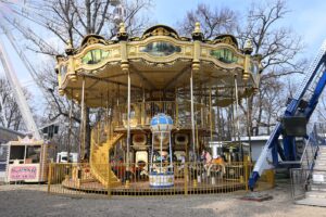 Ein traditionelles Karousell, welches an die Fahrgeschäfte der damaligen Zeit erinnern.