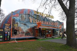 Das „Super Cinema“, ein Kino mit einer 180 Grad umfassenden Leinwand.