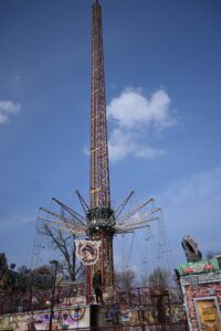 Das rund 85 Meter hohe Kettenkarussell bietet einen spektakulären Panoramablick über die Stadt.