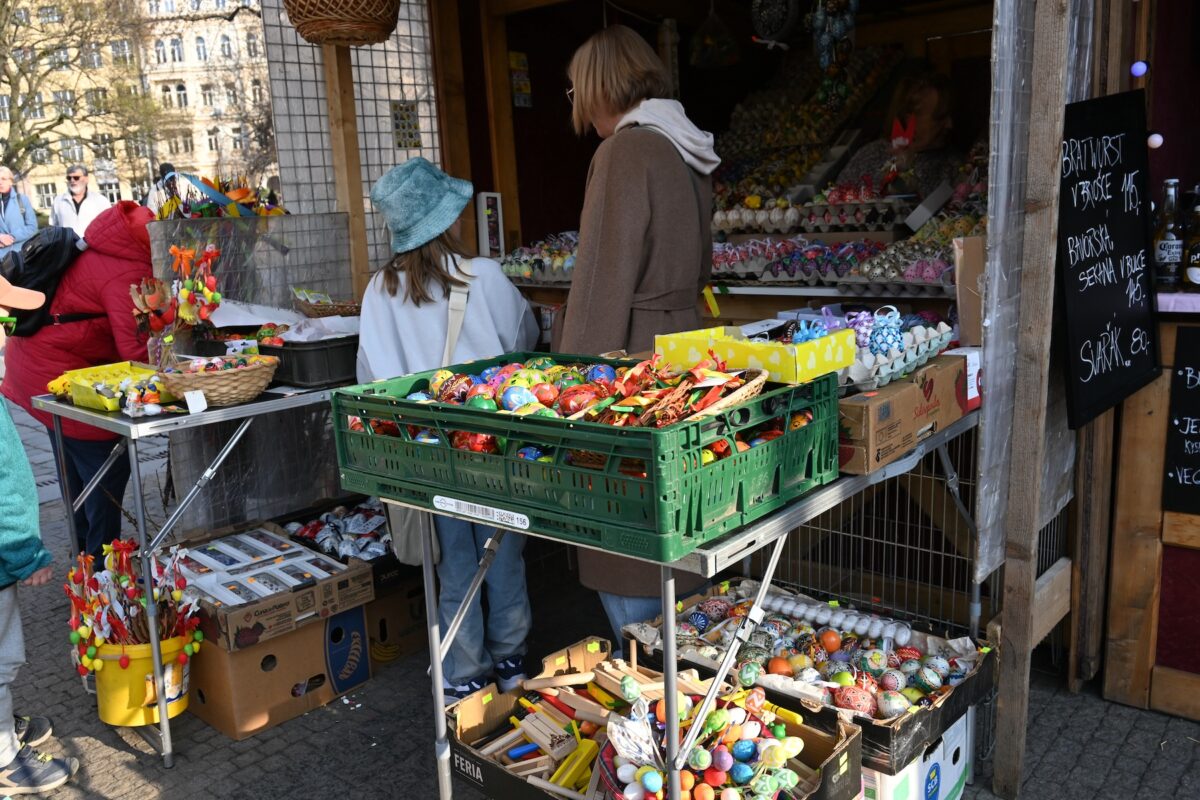 Der Ostermarkt auf dem Friedensplatz (Náměstí Míru).