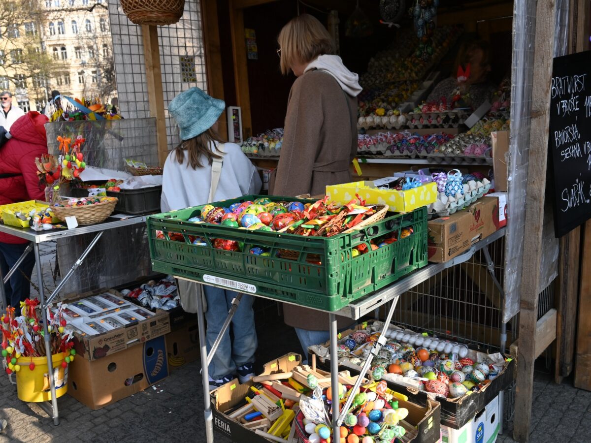 Der Ostermarkt auf dem Friedensplatz (Náměstí Míru).
