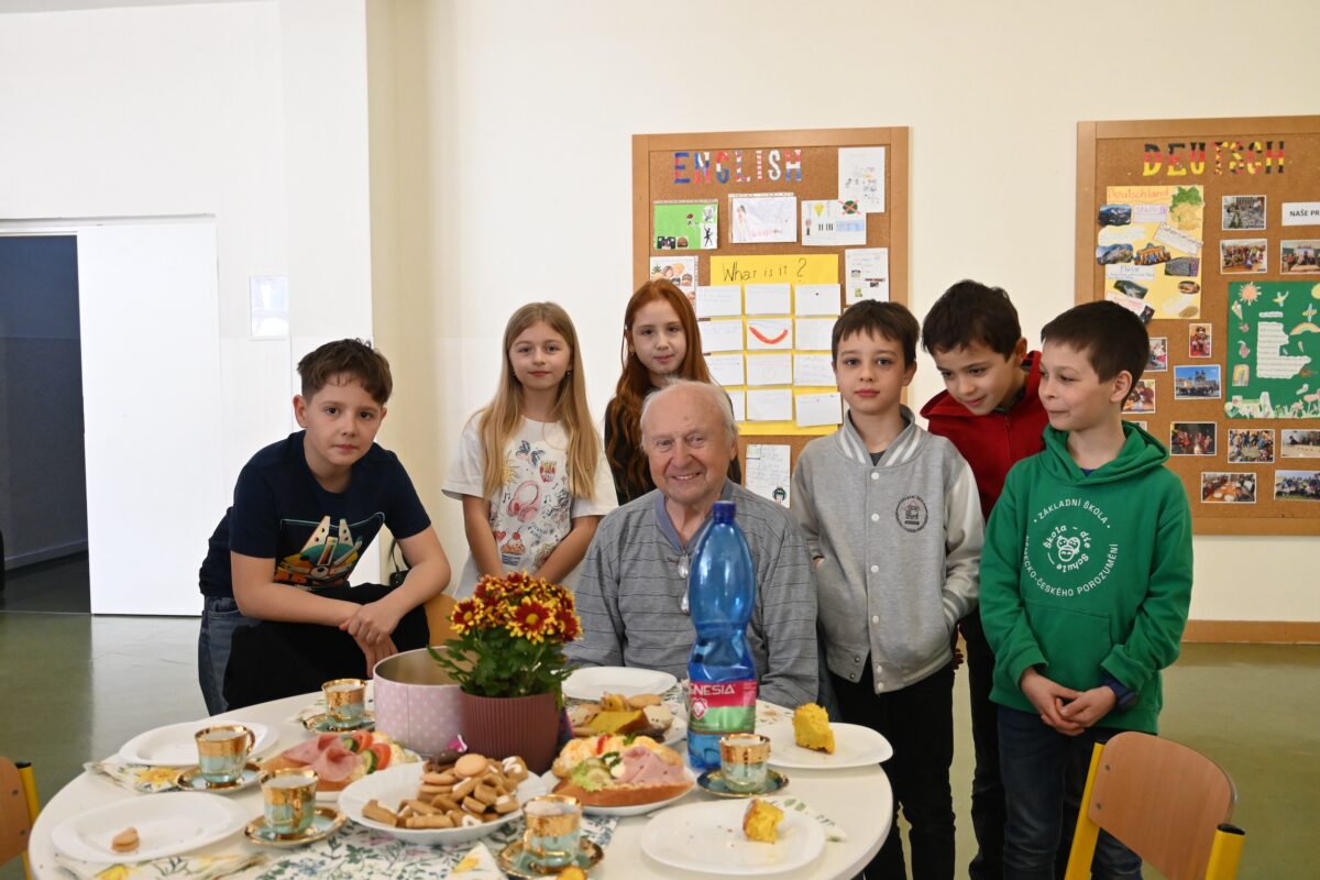 Sechs Viertklässler mit ihrem zugewiesenen Senior.