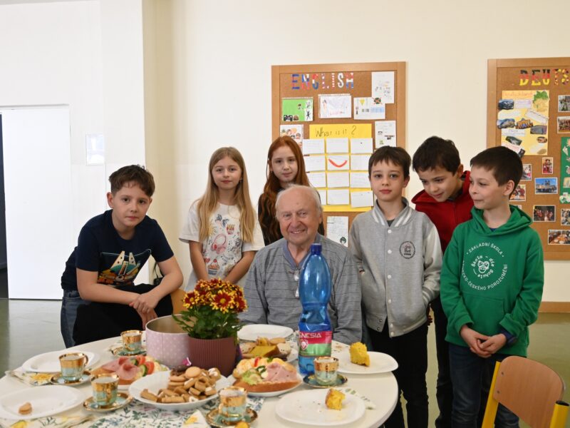 Sechs Viertklässler mit ihrem zugewiesenen Senior.