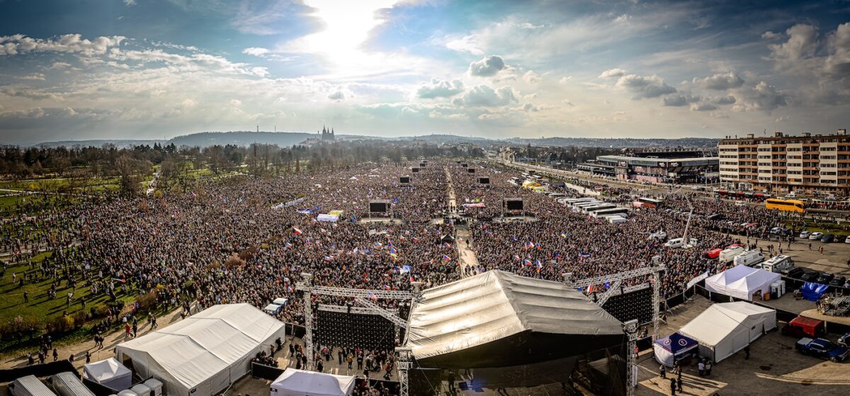 Blick auf die Prager Letná-Ebene: Laut Veranstaltern versammelten sich rund 250.000 Menschen zu einer der größten Demonstrationen der vergangenen Jahre.